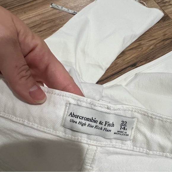 NWT Abercrombie & Fitch Ultra High Rise Kick Flare Jean - Picture 9 of 9